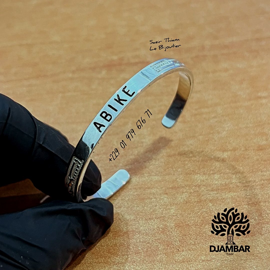 Bracelet gravé en argent — Saeir Thiam Bijouterie, Cotonou